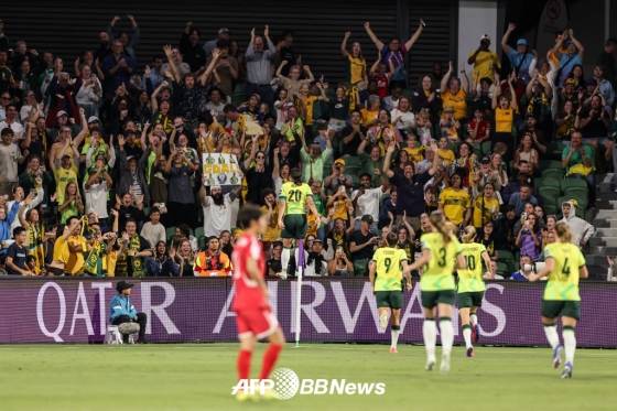 호주 여자축구대표팀 선수들과 팬들이 13일 호주 퍼스에서 열린 2026 AFC 여자 아시안컵 8강 북한전에서 득점 이후 기뻐하고 있다. /AFPBBNews=뉴스1