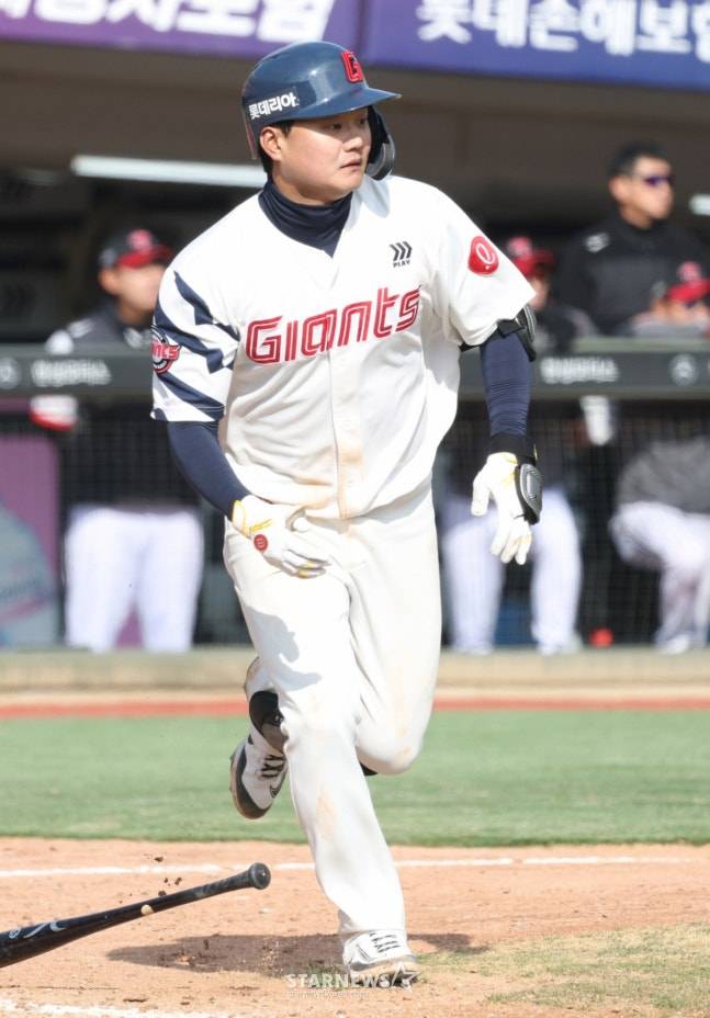 2026 신한 SOL Bank KBO리그 시범경기 롯데 자이언츠 대 LG 트윈스 경기가 14일 부산 사직야구장에서 열렸다.  롯데 손호영이 힘차게 타격한 후 질주하고 있다. /사진=김진경 대기자