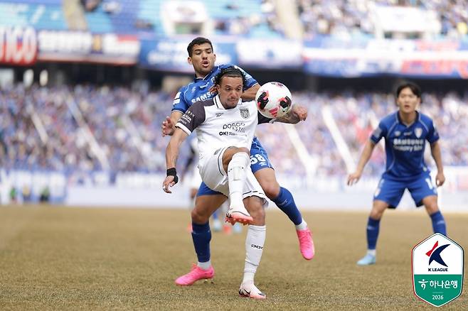 이정효 감독이 이끄는 수원삼성은 14일 수원월드컵경기장에서 열린 하나은행 K리그2 2026 3라운드 홈 경기에서 전남 드래곤즈를 전반 34분 정호연의 선제골과 후반 26분 헤이스의 추가골에 힘입어 2-0으로 격파했다. 2026시즌을 앞두고 수원에 영입된 정호연과 헤이스는 나란히 골을 터트리면서 수원 데뷔골을 기록했다. 더불어 벤치 명단에 포함된 고승범도 후반전 교체로 나오면서 2023시즌 이후 3시즌 만에 수원 복귀전을 가졌다. 이날 전남을 완파하면서 수원은 2026시즌 개막 후 3연승을 달렸다. 한국프로축구연맹 제공