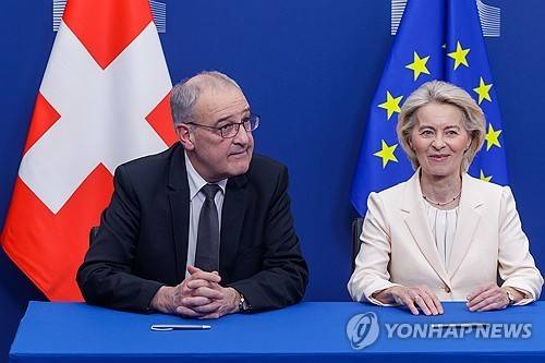 지난 2일 브뤼셀에서 스위스-EU 관계강화 협정 서명식에 참석한 우르줄라 폰데어라이엔 EU 집행위원장(오른쪽)과 기 파르믈랭 스위스 대통령 [EPA 연합뉴스 자료사진. 재판매 및 DB 금지]