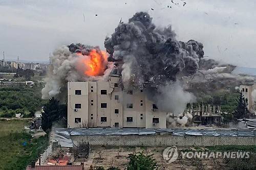 이스라엘군의 레바논 남부 아바시에 마을 폭격 순간 [AFP 연합뉴스]