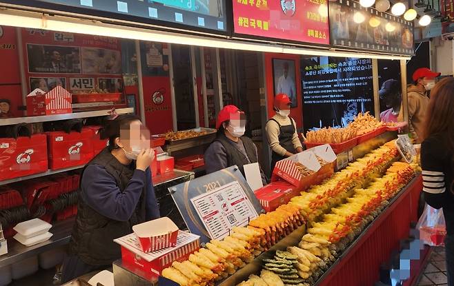 튀김 파는 유학생들 (강원 고성·속초·강릉=연합뉴스) 이상서 기자 = 지난 2월 23일 강원 속초중앙의 한 튀김 가게에서 외국인 유학생들이 일하고 있다. 2026.02.23 shlamazel@yna.co.kr (끝)