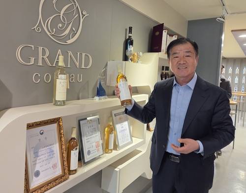 '청수' 와인 들고 있는 김지원 '그랑꼬또 와이너리' 대표 [촬영 김인유]