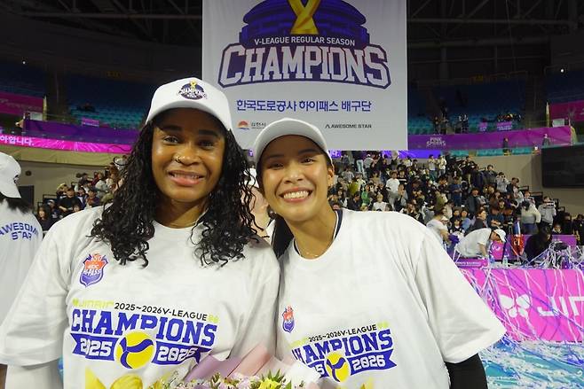 도로공사의 정규리그 1위에 앞장선 모마(왼쪽)와 타나차 [촬영 이동칠]