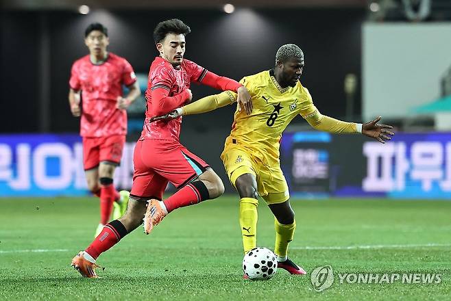 공 다투는 옌스 카스트로프 (서울=연합뉴스) 김인철 기자 = 18일 서울 마포구 서울월드컵경기장에서 열린 남자축구 국가대표 A매치 평가전 대한민국과 가나의 경기. 옌스 카스트로프가 공을 다투고 있다. 2025.11.18 yatoya@yna.co.kr