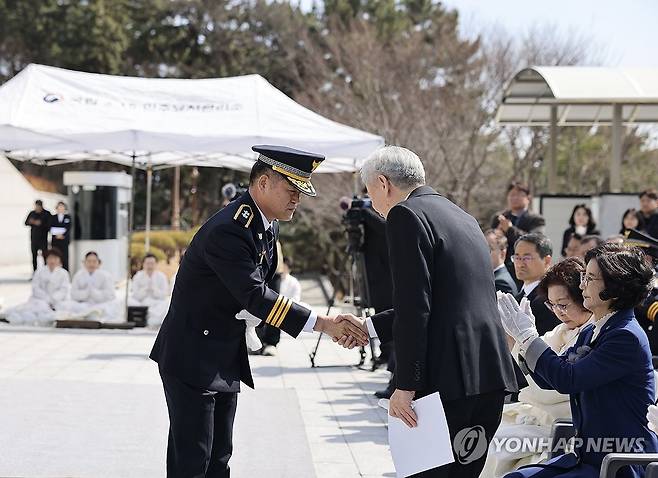 경찰, 3·15의거 추모제서 첫 공식 사과…"역사적 민주화 운동" (창원=연합뉴스) 제66주년 3·15의거 기념일을 하루 앞둔 14일 오전 경남 창원시 마산회원구 국립 3·15 민주묘지에서 열린 '3·15의거 희생자 추모제'에서 김종철 경남경찰청장이 경찰 대표로 희생자와 유족에 사과의 뜻을 전하고 있다. 2026.3.14 [경남경찰청 제공. 재판매 및 DB 금지] jjh23@yna.co.kr