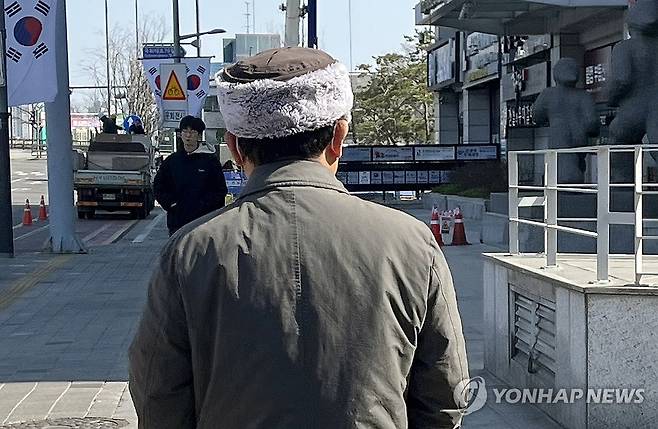 사퇴 이유 함구한 국민의힘 이정현 공관위원장 (서울=연합뉴스) 노선웅 기자 = 돌연 사퇴 방침을 밝힌 뒤 잠행에 들어간 국민의힘 이정현 공천관리위원장이 13일 서울 영등포구 여의도에서 사퇴 이유를 묻는 연합뉴스 기자 질문에 답하지 않고 이동하고 있다. 2026.3.13 bueno@yna.co.kr