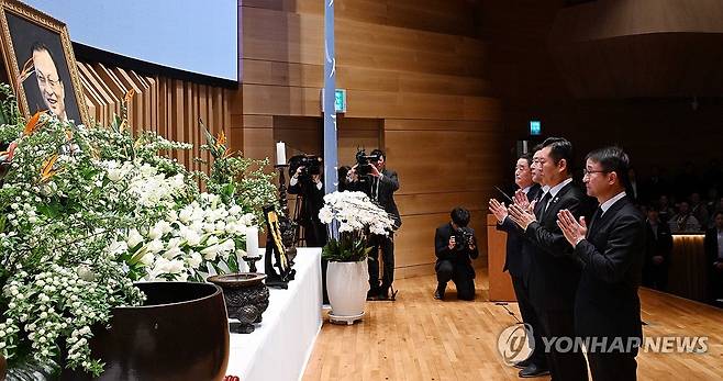 고 이해찬 전 총리 49재 (서울=연합뉴스) 한상균 기자 = 더불어민주당 정청래 대표와 한병도 원내대표가 14일 서울 동작구 원불교 소태산기념관에 열린 고 이해찬 전 국무총리 49재에서 분향 후 합장하고 있다. 2026.3.14 [청와대사진기자단] xyz@yna.co.kr