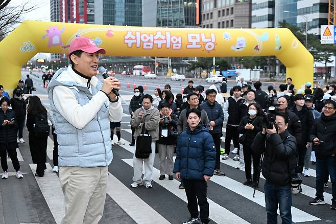 인사말하는 오세훈 서울시장 오세훈 서울시장이 14일 서울 영등포구 여의도공원과 여의대로에서 열린 '쉬엄쉬엄 모닝' 본격적인 행사 시작에 앞서 참가 시민들에게 인사말하고 있다. [서울시 제공. 재판매 및 DB 금지]