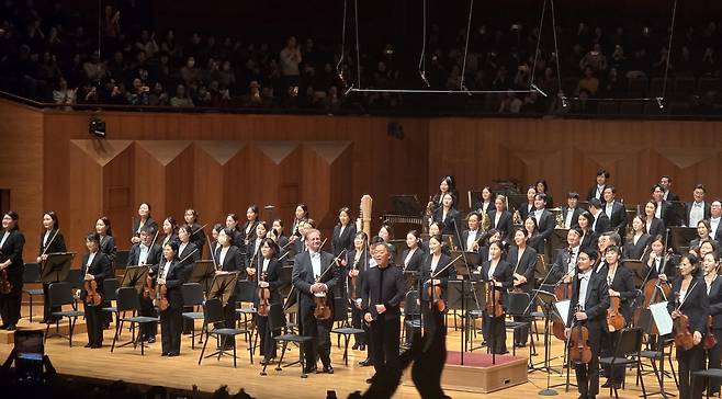 관객에게 인사하는 정명훈 음악감독과 KBS교향악단 단원들 (서울=연합뉴스) 임순현 기자 = KBS교향악단 정명훈 음악감독과 단원들이 13일 마스터즈 시리즈 첫 공연을 마치고 관객에게 인사하고 있다. 2026.03.13 hyun@yna.co.kr