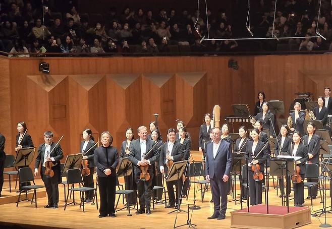 관객에게 인사하는 정명훈과 마티아스 괴르네 (서울=연합뉴스) 임순현 기자 = KBS교향악단 정명훈 음악감독과 바리톤 마티아스 괴르네가 13일 마스터즈 시리즈 첫 공연을 마치고 관객에게 인사하고 있다. 2026.03.13 hyun@yna.co.kr