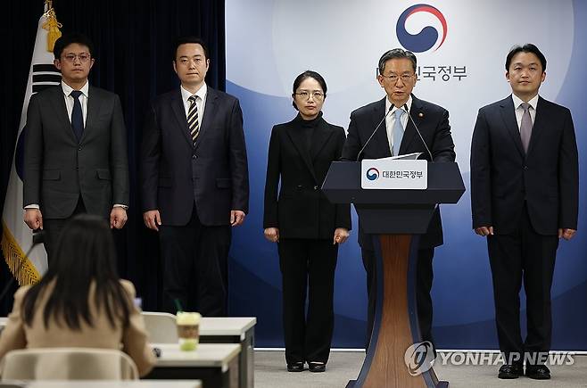 정부, 쉰들러 국제투자분쟁서 승소 (서울=연합뉴스) 신준희 기자 = 정성호 법무부 장관이 14일 정부서울청사에서 쉰들러 국제투자분쟁 승소 관련 브리핑을 하고 있다. 
    법무부는 스위스에 본사를 둔 승강기업체 쉰들러 홀딩 아게(Schindler Holding AG)가 한국 정부를 상대로 제기한 국제투자분쟁(ISDS)에서 우리가 승소했다고 밝혔다. 2026.3.14 hama@yna.co.kr