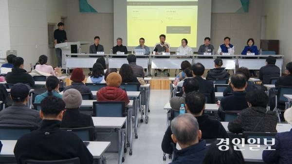 14일 오후 감일동행정복지센터 대강당에서 주민 200여명이 참석한 가운데 ‘동서울변환소 증설 관련 주민총회’가 열리고 있다. 2026.3.14 하남/문성호기자 moon23@kyeongin.com