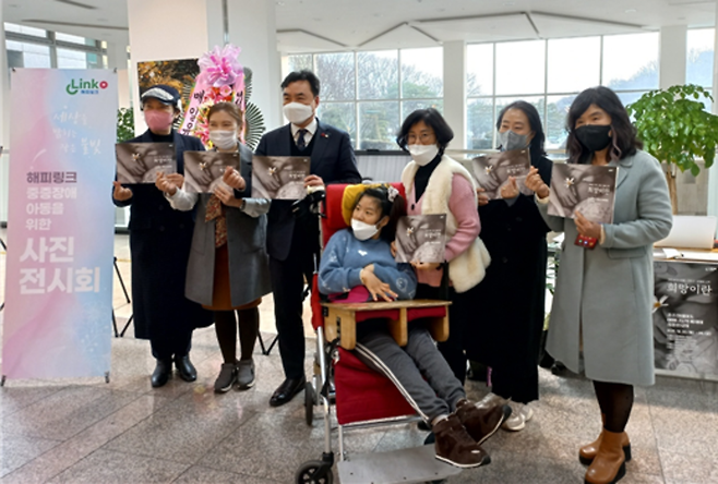 ▲&nbsp;지난 2022년 해피링크가 인천 남동구청에서 중증 뇌병변장애 아동들의 일상을 담아낸 사진전을 진행했다. /사진제공=해피링크