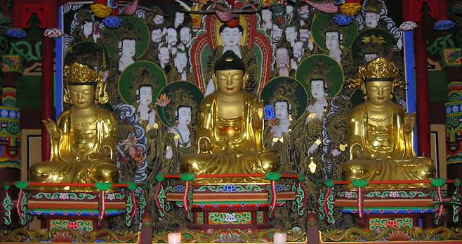 홍성군 용봉사 목조여래삼존상이 10일 충남 유형문화유산 지정됐다.