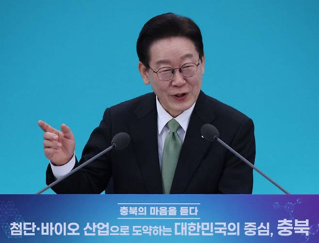연합뉴스 이재명 대통령이 지난 13일 충북 청주오스코에서 열린 '충북의 마음을 듣다' 타운홀미팅에서 발언하고 있다.