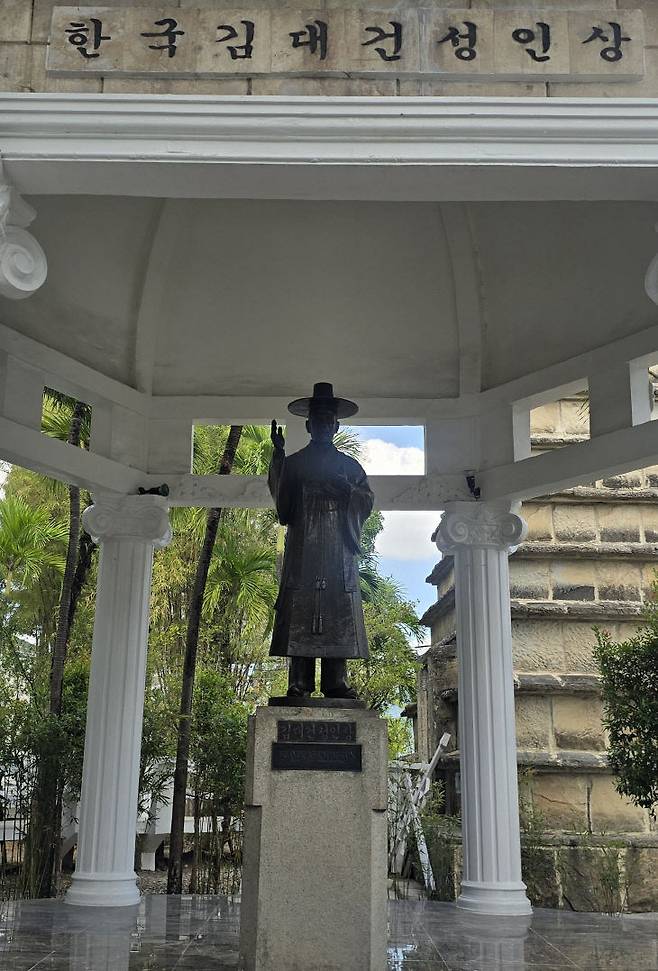롤롬보이 김대건 신부 성지 안의 김대건 신부 동상