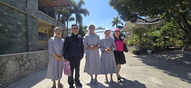 김대건 신부 성지 롤롬보이에서 천주교 수원교구 성 안드레아 수녀회 수녀들과 김정수 신부와 필자