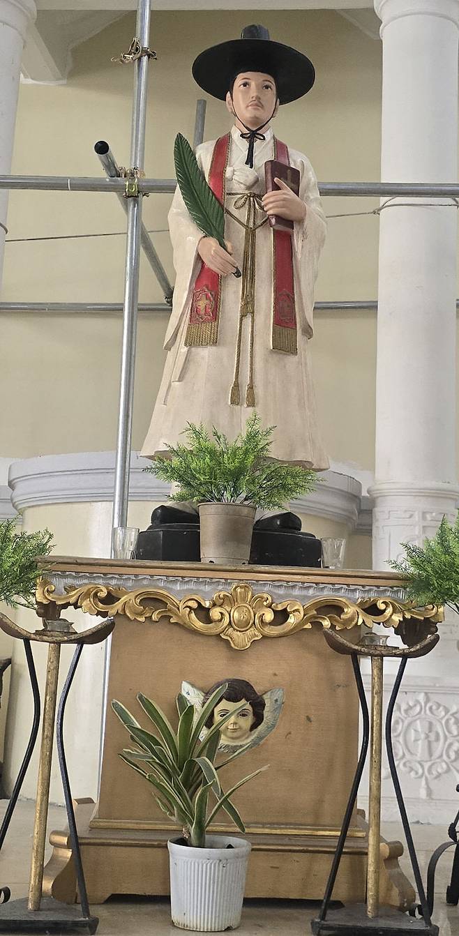 성 십자가와 성인 김대건 안드레아 사제 성당의 김대건 신부 동상