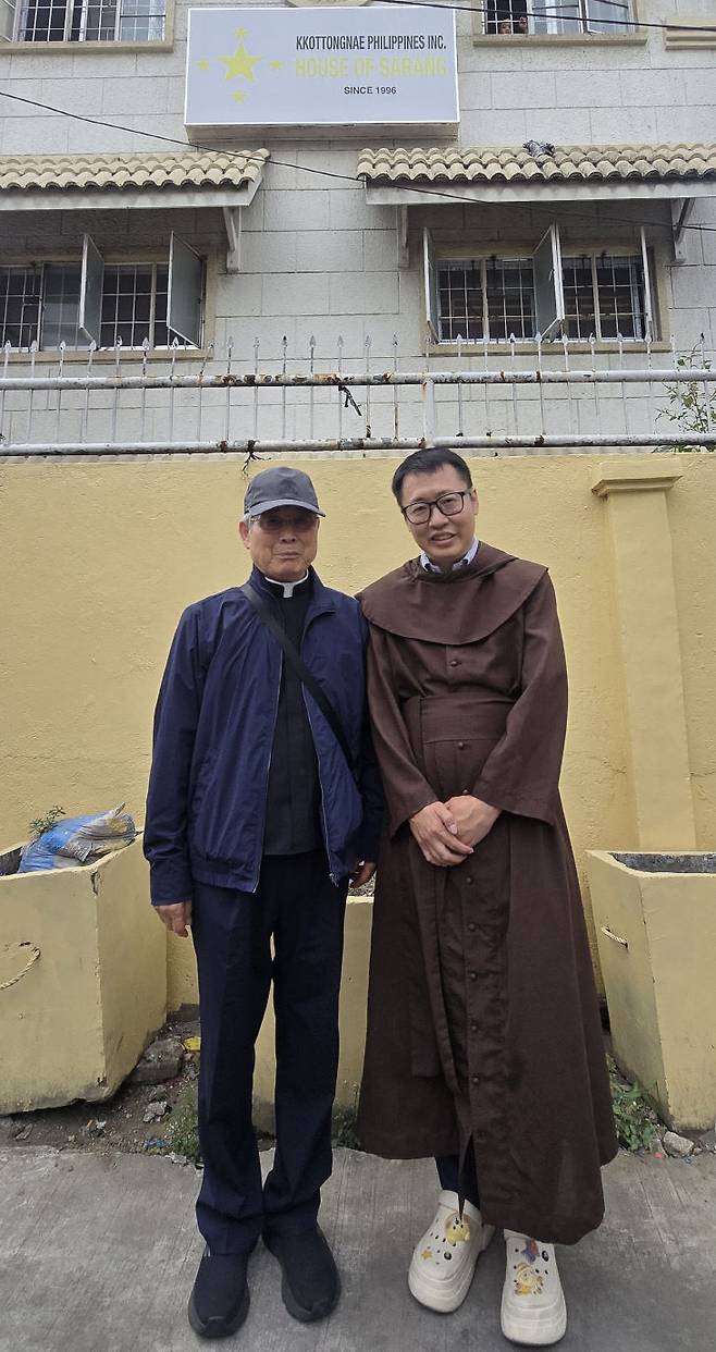 마닐라 사랑의 집에서 김정수 신부와 심효보 안드레아 수사