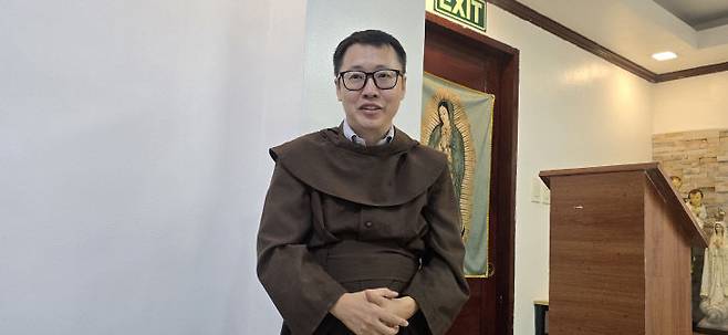 심효보 안드레아 수사가 마닐라 사랑의집에 대해 설명하고 있다.