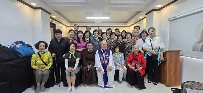 순례자들은 김정수 신부 주례로 미사를 마친 후 마닐라 사랑의 집에 물품과 후원금을 전달했다.