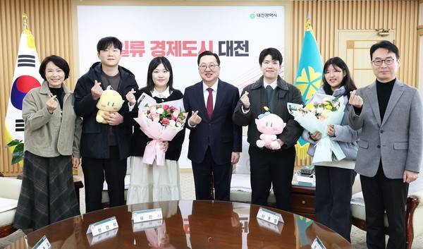 이장우 대전시장이 지난달 대전시청 응접실에서 청년만남지원사업 연인 대전으로 부부의 연을 맺게 된 결혼 1·2호 커플과 기념촬영을 하는 모습.대전시 제공.