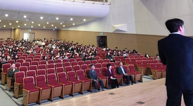 ▲ 충북도교육청은 지난 14일 충북대 개신문화관 대공연장에서 희망 교원 400여 명을 대상으로 제4차 진학 릴레이 연수를 운영했다. /충북도교육청 제공
