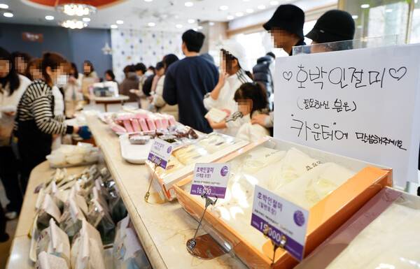 최근 유튜브와 SNS에서 광주 향토 떡집이 입소문을 타고 있는 가운데 15일 광주 북구 중흥동 창억떡 본점에서 호박인절미를 구매하려는 전국 방문객들이 줄을 서 있다. 판영석 기자