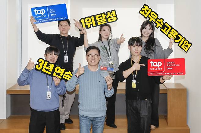 김종주 오비맥주 인사 부문장(가운데)이 '최고 고용주 협회'가 수여하는 '2026 최우수 고용기업' 상을 받고 직원들과 함께 기념사진을 찍고 있다./오비맥주 제공