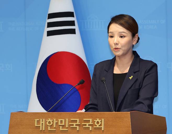 강미정 조국혁신당 대변인이 4일 서울 여의도 국회 소통관에서 당내 성비위 의혹과 관련한 탈당 기자회견을 하고 있다. /뉴시스