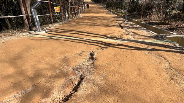 광주시 서구 풍암동 금당산 맨발길 1코스가 비온 뒤 갈라진 상태이나 관리 되지 않고 있다.