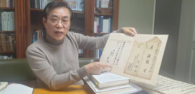 이승환 씨가 보관 중인 간찰 하나를 들어 설명하고 있다. 이 간찰은 이원조 선생이 둘째 형 이육사 선생의 별세(1944년 1월 16일)를 집안 동생들에게 급히 알리는 내용을 담고 있다. 전창훈 기자