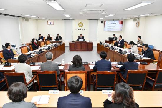 경남도의회 교육위원회가 지난 13일 제430회 임시회 제1차 회의를 열고 있디.사진=경남도의회