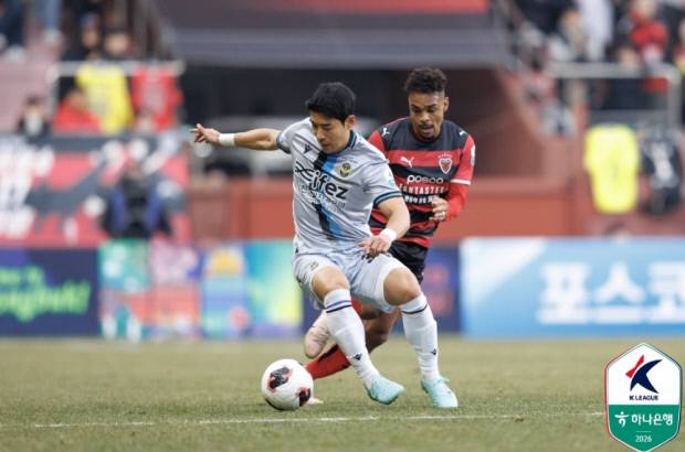15일 포항스틸야드에서 벌어진 포항 홈 개막경기에서 포항의 주닝요가 인천 선수와 볼경합을 벌이고 있다. 한국프로축구연맹 제공