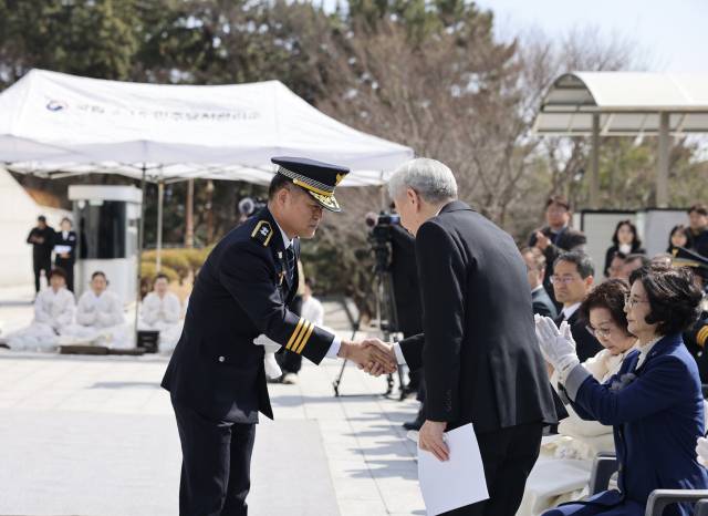 김종철 경남경찰청장은 지난 14일 창원시 마산회원구 국립3·15민주묘지에서 열린 ‘3·15의거 희생자 추모제’에 참석해 경찰 대표로서 유가족과 시민들에게 공식 사과하고 있다. 경남경찰청 제공