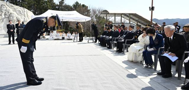 김종철 경남경찰청장이 14일 창원시 마산회원구 구암동 국립3.15민주묘지에서 열린 3.15의거 희생자 추모제에서 희생자·유족에 공식적으로 머리 숙여 사과하고 있다.전강용 기자