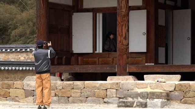 15일 주말을 맞아 김면 장군 유적지를 찾은 방문객이 영화 '왕과 사는 남자' 속 한명회와 단종이 대립하는 관아씬의 장면을 따라하며 기념촬영을 하고 있다. 김용국 기자