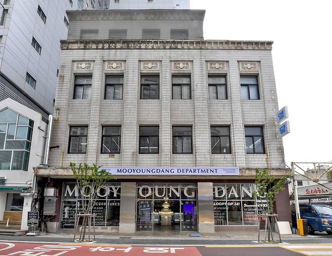 이근무가 대구 첫 민족자본으로 문을 연 백화점인 무영당. 당시 보기 드문 미국식 빌딩 개념으로 대형화된 5층 규모의 타일로 마감된 건물이다.