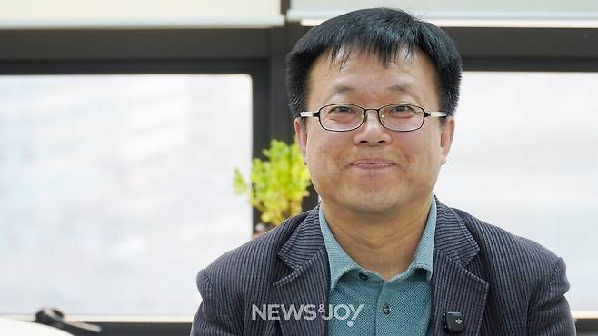 김승무 대표는 한국교회가 회복하려면 자신을 드러내는 '빛'이 아니라 없어지며 맛을 내는 '소금' 역할을 해야 한다고 강조했다. 뉴스앤조이 안디도