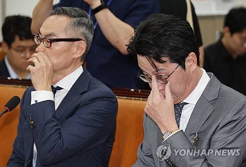 국회 온 조좌진 롯데카드 대표와 윤종하 MBK파트너스 부회장(서울=연합뉴스) 박동주 기자 = 23일 서울 여의도 국회에서 열린 롯데카드 개인정보 유출사태 관련 피해자 보호 방안 및 재발 방지 대책 간담회에 조좌진 롯데카드 대표이사, 윤종하 MBK파트너스 부회장이 참석해 있다. 2025.9.23 pdj6635@yna.co.kr