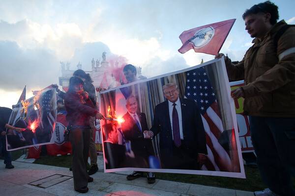 14일 이탈리아 로마에서 조르자 멜로니 정부의 외교 정책을 비판하는 시위가 열린 가운데, 시위대원들이 도널드 트럼프 미국 대통령과 베냐민 네타냐후 이스라엘 총리의 모습이 담긴 포스터를 불태우고 있다.&nbsp; 2026. 03. 14 [로이터=연합뉴스]