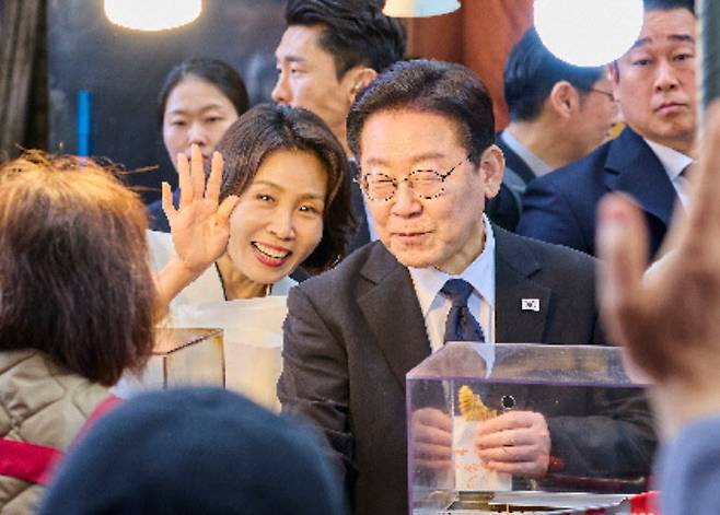 이재명 대통령과 김혜경 여사가 15일 경남 창원시 성산구 반송시장을 찾아 시민들과 인사하고 있다.(사진=청와대 제공, 연합뉴스)