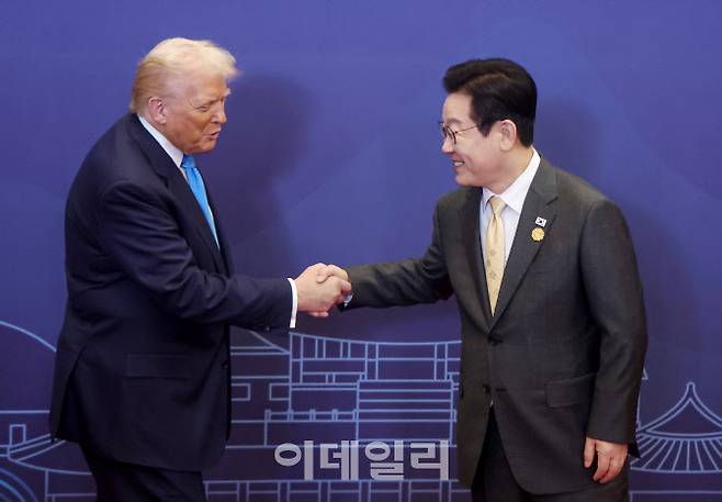 이재명 대통령이 지난해 10월 29일 경북 경주 힐튼호텔 그랜드볼룸에서 열린 대통령 주최 정상 특별만찬에서 도널드 트럼프 미국 대통령을 영접하고 있다.(사진=뉴시스)