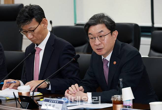 이억원 금융위원장이 11일 오전 서울 종로구 정부서울청사에서 금융감독원, 연구기관 및 금융시장 전문가 등과 함께 개최한 금융시장 리스크 점검회의를 주재했다.(사진=금융위원회)