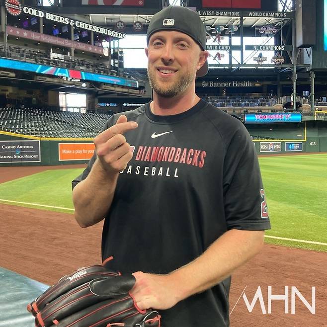 (켈리가 지난해 MHN과 인터뷰 중 한국 팬들을 위해 '손가락 하트'를 만들어 애정을 표시했다)