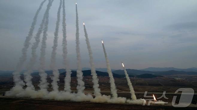 (평양 노동신문=뉴스1) = 15일 노동당 기관지 노동신문은 "14일 조선인민군 서부지구 장거리포병구분대의 화력타격훈련이 진행됐다＂면서 ＂훈련에는 600㎜ 초정밀 다연장 방사포 12문과 2개의 포병중대가 동원됐다＂고 보도했다. [국내에서만 사용가능. 재배포 금지. DB 금지. For Use Only in the Republic of Korea. Redistribution Prohibited] rodongphoto@news1.kr