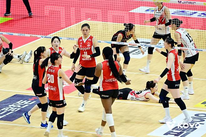 페퍼저축은행이 정관장을 꺾었다.(KOVO 제공)