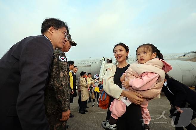 15일 오후 경기 성남 서울공항에서 중동 상황 악화로 공군 다목적 수송기 KC-330 '시그너스'를 타고 귀국한 현지 체류 교민들이 발걸음을 옮기고 있다.  2026.3.15  [외교·국방부 사진공동취재단 (서울공항) 황기선 기자]