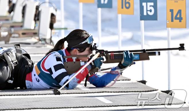바이애슬론 김윤지가 7일(현지시간) 이탈리아 테세로 크로스컨트리 스키 스타디움에서 열린 2026 밀라노 코르티나 동계패림픽 바이애슬론 스프린트 7.5km 경기에서 사격을 하고 있다. 2026.3.7 ⓒ 뉴스1 사진기자공동취재단